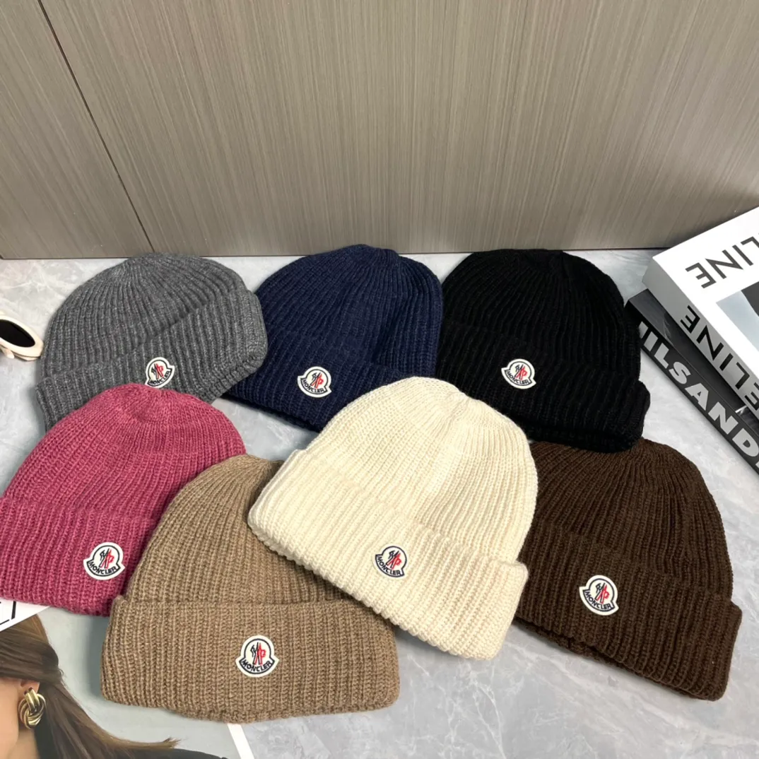 P50 Moncler Moncler 2024 early autumn and winter classic knitted hat, original replica. Very soft and skin-friendly, very elastic 💓 Textured and very versatile style ~ Warm cashmere woolen hat, one size fits all and elastic ~ Unisex, can be worn by any head size. Super quality, highly recommended