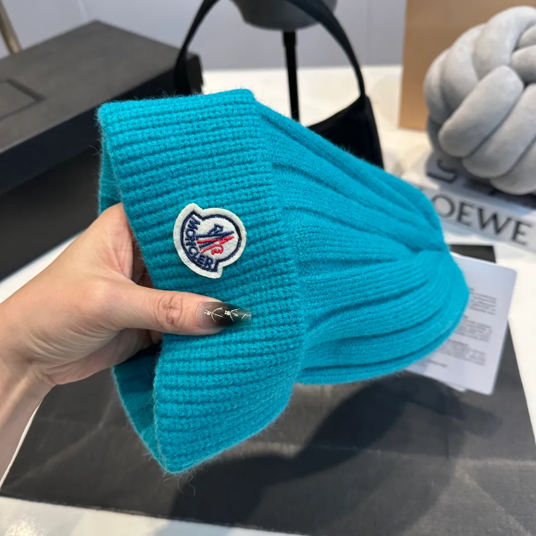 P50 Moncler 2025 early autumn and winter classic knitted hat, original replica. Very soft and skin-friendly, very elastic 💓 Textured and very versatile style ~ Warm cashmere woolen hat, one size fits all and elastic ~ Unisex, can be worn by any head circumference. Super good quality, highly recommended