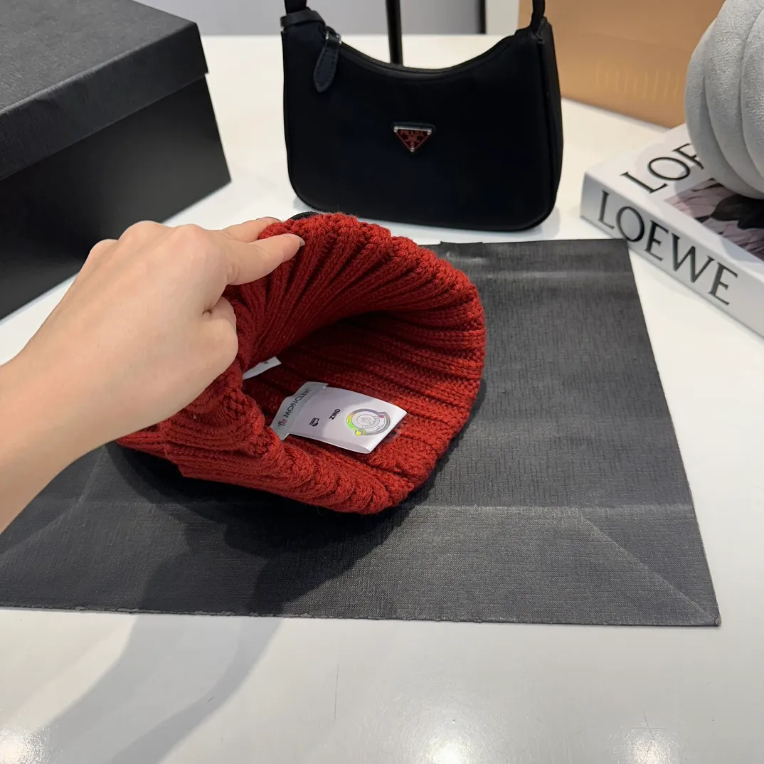 P60 Moncler 💥 Official website classic knitted hat, replica of the original. Very soft and skin-friendly, very elastic 💓 Textured and very versatile style ~ Warm cashmere woolen hat, one size fits all and elastic ~ Unisex, can be worn by any head size. Super quality, highly recommended