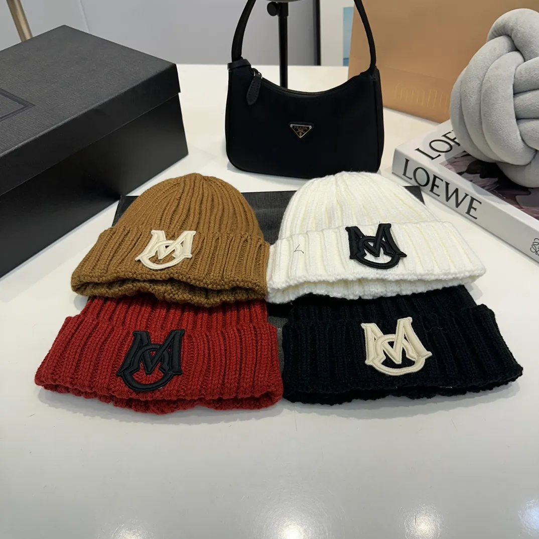 P60 Moncler 💥 Official website classic knitted hat, replica of the original. Very soft and skin-friendly, very elastic 💓 Textured and very versatile style ~ Warm cashmere woolen hat, one size fits all and elastic ~ Unisex, can be worn by any head size. Super quality, highly recommended