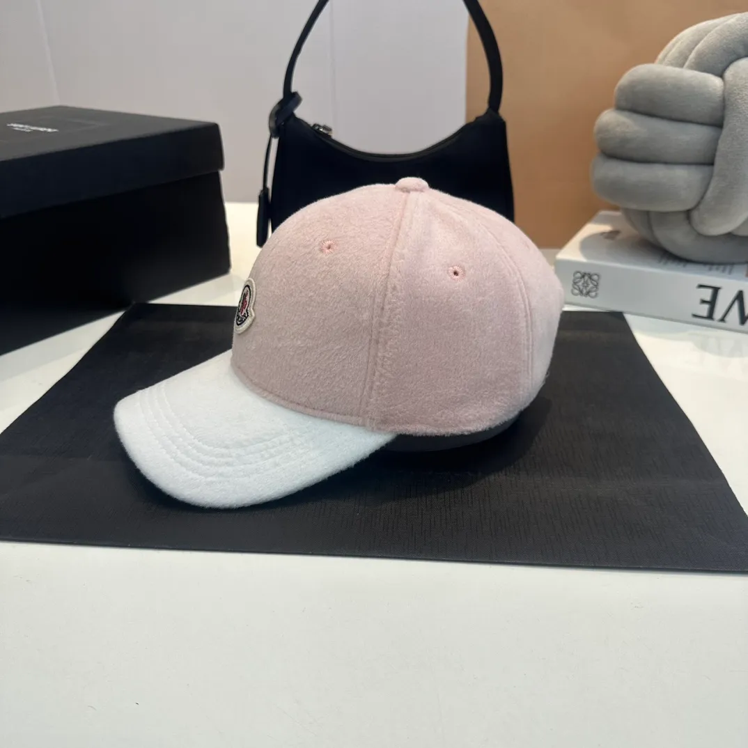 P60 moncler baseball cap, a must-have for no-makeup makeup. It looks cool when paired with sweaters and T-shirts! The days when I don’t wash my hair all depend on this hat~
