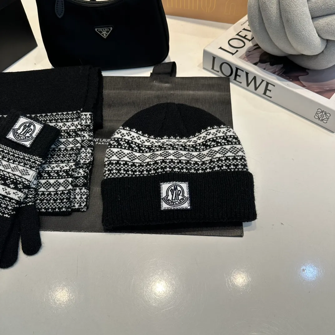 P170 Moncler Moncler 💥 Mouth three-piece set, gloves, hat, scarf, original replica. Very soft and skin-friendly, very elastic 💓 Textured and very versatile style ~ Warm, one-size-fits-all and elastic ~ Unisex, can be worn by any head size. Super quality, highly recommended