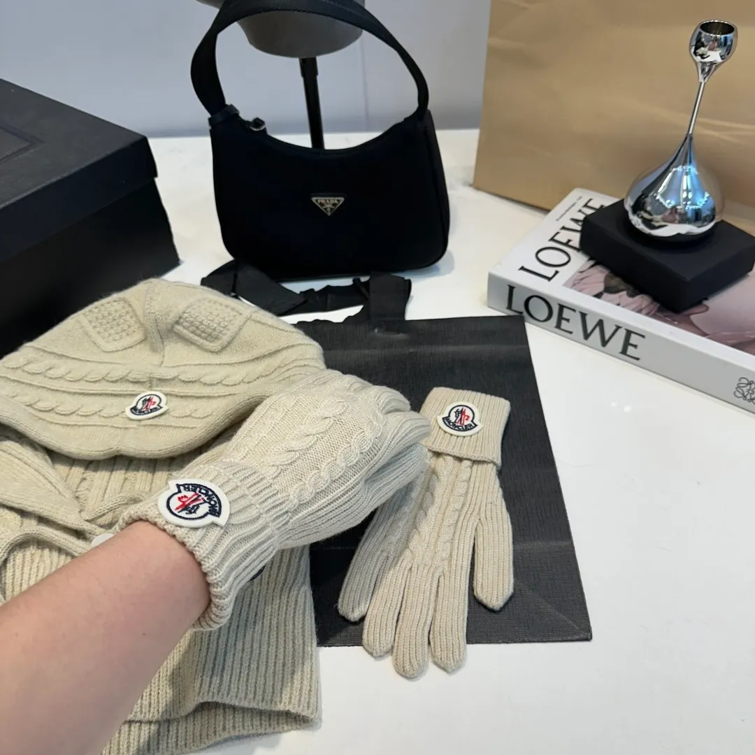 p140 Moncler Mouth Cover Set Hat + Gloves Autumn and Winter Knitted Beanie Hat This must be my favorite of minimalism. It is clean, neat, fashionable and versatile, and will definitely not be picky about your face shape! A fashionable classic that lasts forever!