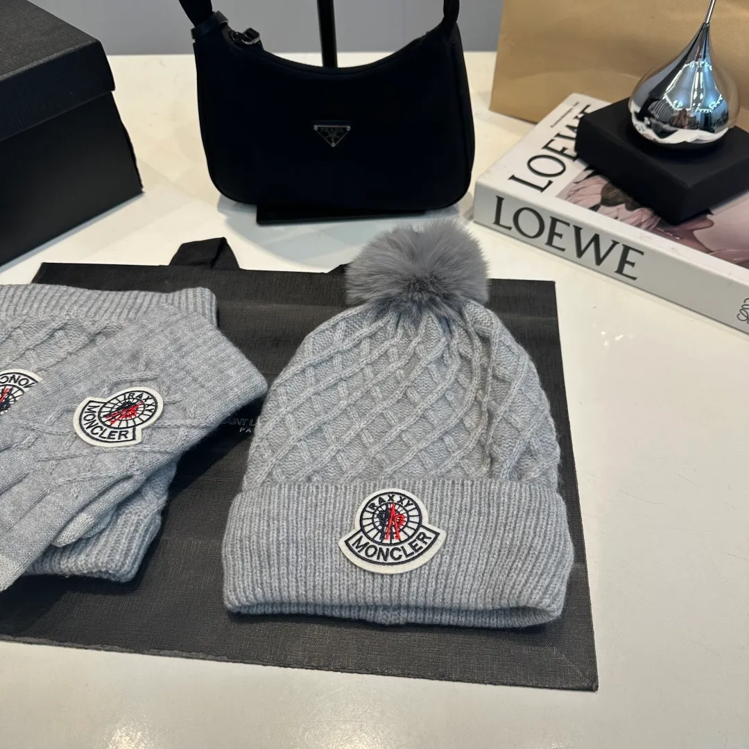 P160 Moncler muzzle suit 2025 autumn and winter style cuffed wool knitted beanie + scarf + gloves High quality customization! This must be my favorite of minimalism. It is clean, neat, fashionable and versatile, and will definitely not be picky about your face shape! A fashionable classic that lasts forever!