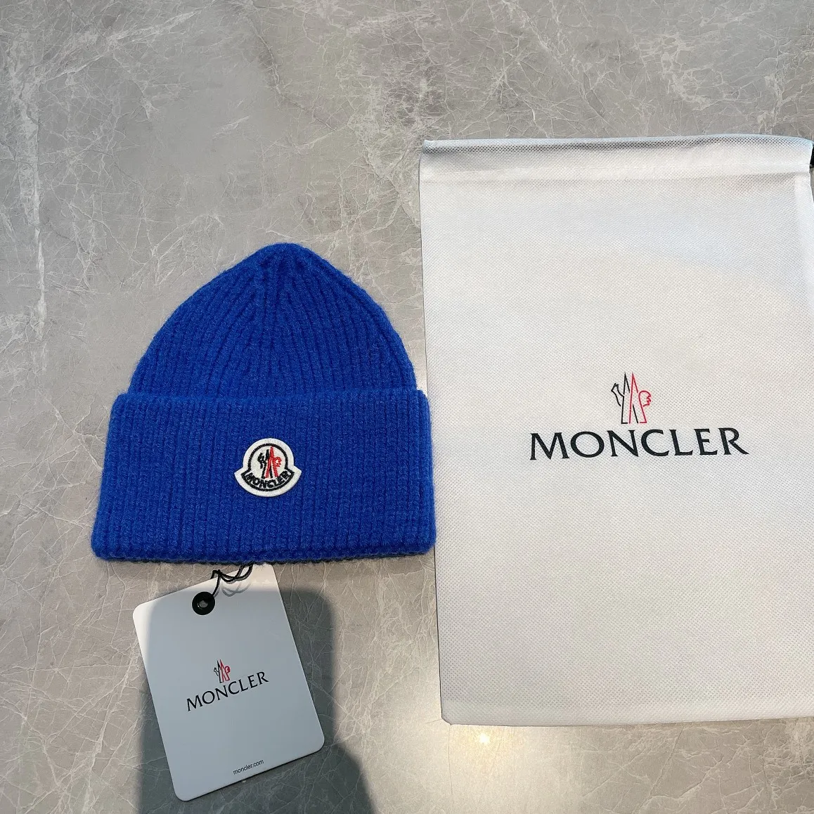 Special batch of 70 (with dust bag at the counter in the picture) The latest knitted hat from Moncler's official website, a replica of the original from the official website. Very soft and skin-friendly, very elastic 💓 Textured and very versatile style ~ Warm cashmere woolen hat, one size fits all and elastic ~ Unisex, can be worn by any head circumference. Really recommended
