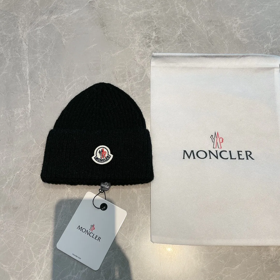 Special batch of 70 (with dust bag at the counter in the picture) The latest knitted hat from Moncler's official website, a replica of the original from the official website. Very soft and skin-friendly, very elastic 💓 Textured and very versatile style ~ Warm cashmere woolen hat, one size fits all and elastic ~ Unisex, can be worn by any head circumference. Really recommended