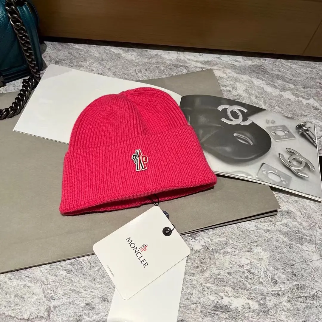 Moncler muzzle knitted hat