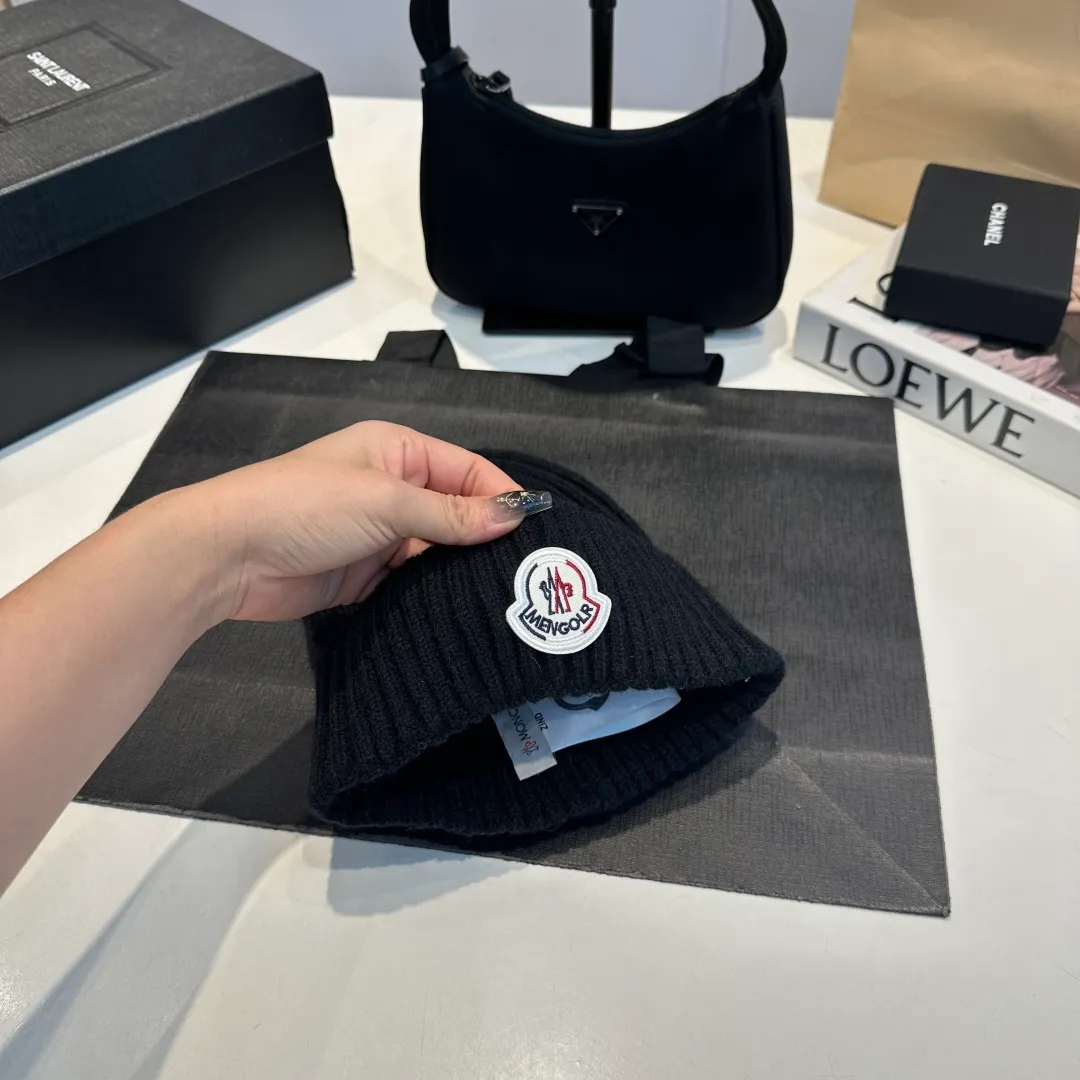 P56 high version Moncler Moncler 💥 Official website classic knitted hat, replica of the original. Very soft and skin-friendly, very elastic 💓 Textured and very versatile style ~ Warm cashmere woolen hat, one size fits all and elastic ~ Unisex, can be worn by any head size. Super quality, highly recommended