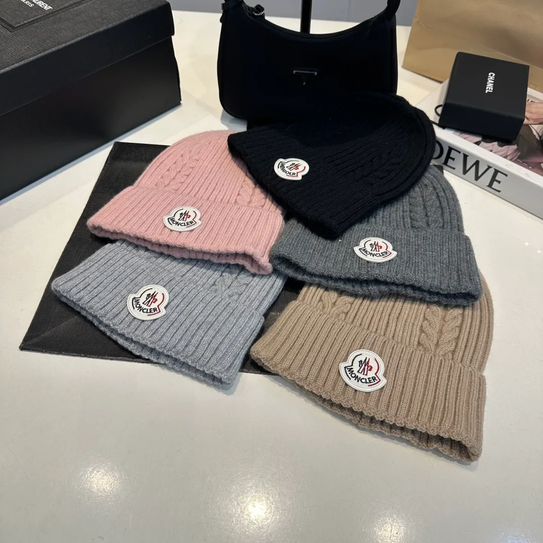 P56 high version Moncler Moncler 💥 Official website classic knitted hat, replica of the original. Very soft and skin-friendly, very elastic 💓 Textured and very versatile style ~ Warm cashmere woolen hat, one size fits all and elastic ~ Unisex, can be worn by any head size. Super quality, highly recommended