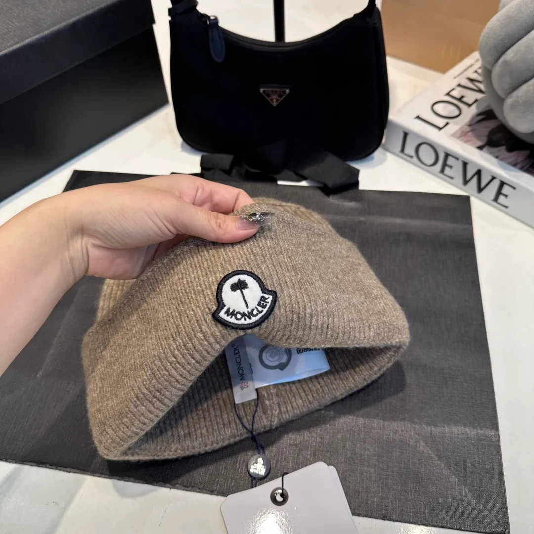 P70 MONCLER muffled knitted beanie, good quality, high-end and elegant, super popular 💖The texture is great, it’s great to match when out on the street! Fashion trends! A must-have item for winter, the same style for men and women, get it now!