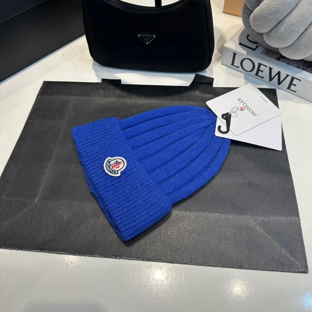 P50 Moncler 2025 early autumn and winter classic knitted hat, original replica. Very soft and skin-friendly, very elastic 💓 Textured and very versatile style ~ Warm cashmere woolen hat, one size fits all and elastic ~ Unisex, can be worn by any head circumference. Super good quality, highly recommended