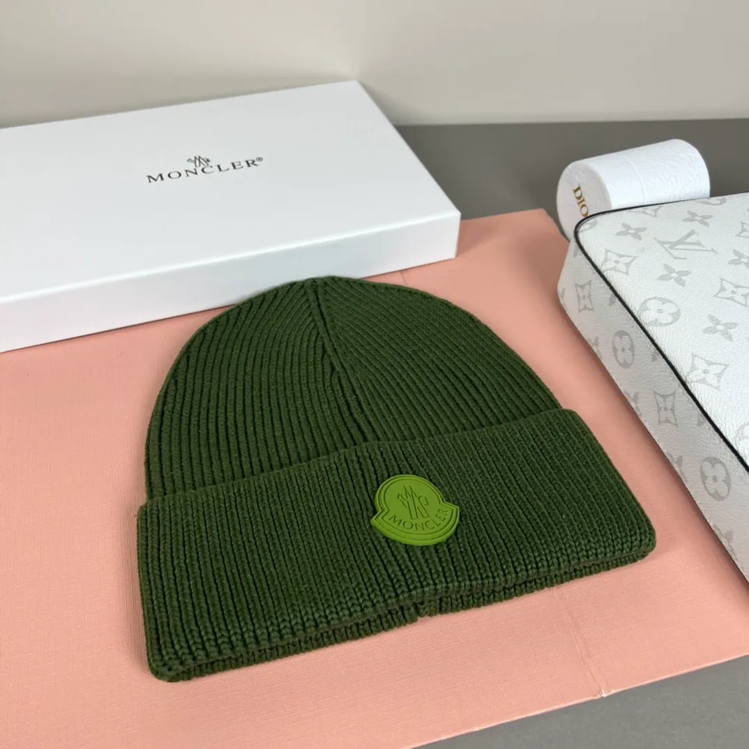 P52 comes with dust bag. MONCLER mouth-covered 🎩 knitted beanie, comes with QR code, good quality, high-end, super soft! Super hot💖The texture is great and it’s great to match when out on the street! Fashion trends! A must-have item for autumn and winter, the same style for men and women is available now!