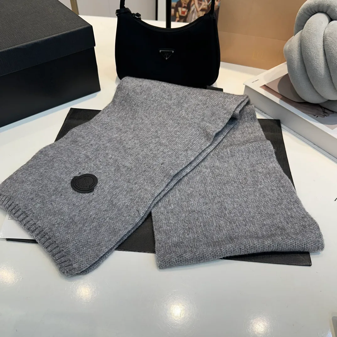 P110 Moncler wool knitted three-piece set, gloves + hat + scarf set ❄️ Wool knitted, super cute with cashmere scarf, a must-have for autumn and winter