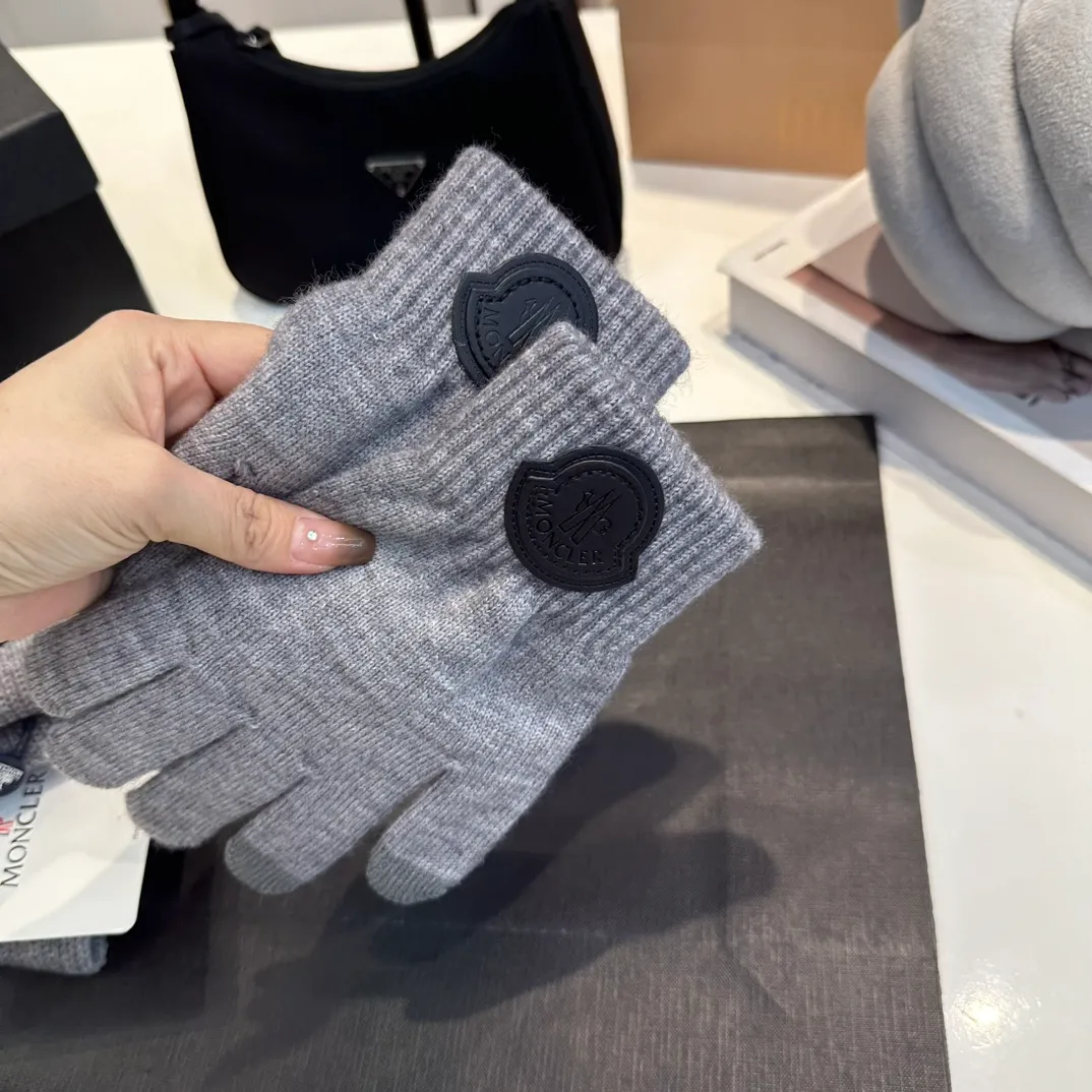 P110 Moncler wool knitted three-piece set, gloves + hat + scarf set ❄️ Wool knitted, super cute with cashmere scarf, a must-have for autumn and winter