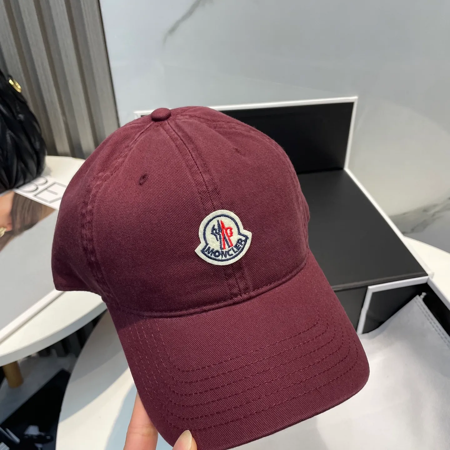 P50 MONCLER new baseball cap, a fashionable street item with a very good style, a favorite among Internet celebrities and fashion bloggers! High quality, comfortable and breathable, concave shape looks good