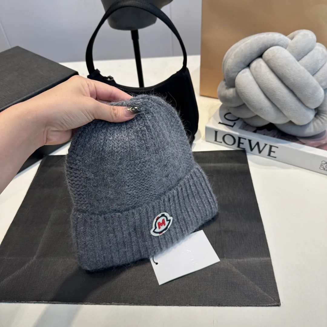 P90 high version Moncler Moncler 💥 Official website classic knitted hat, replica of the original. Very soft and skin-friendly, very elastic 💓 Textured and very versatile style ~ Warm cashmere woolen hat, one size fits all and elastic ~ Unisex, can be worn by any head size. Super quality, highly recommended