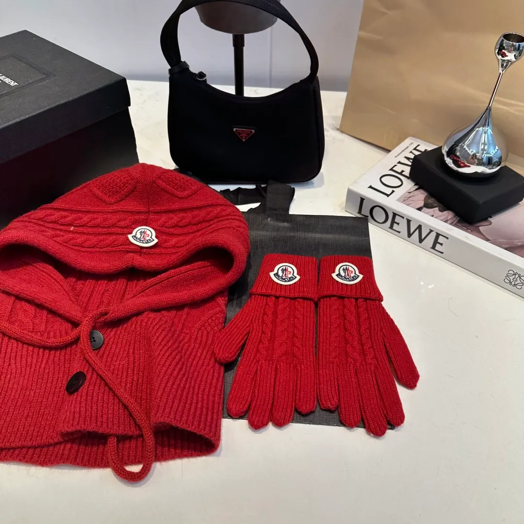 p140 Moncler Mouth Cover Set Hat + Gloves Autumn and Winter Knitted Beanie Hat This must be my favorite of minimalism. It is clean, neat, fashionable and versatile, and will definitely not be picky about your face shape! A fashionable classic that lasts forever!