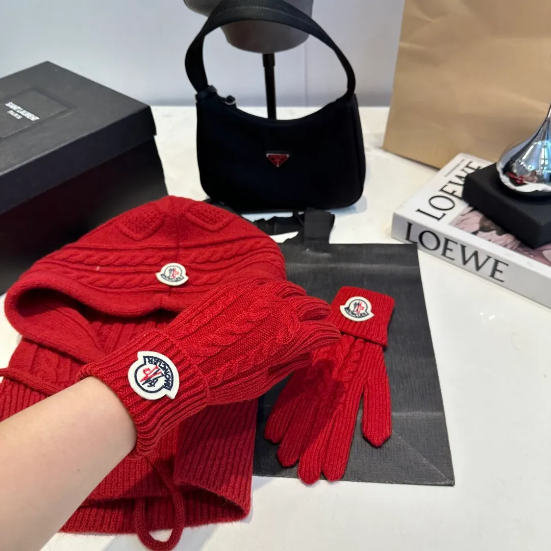 p140 Moncler Mouth Cover Set Hat + Gloves Autumn and Winter Knitted Beanie Hat This must be my favorite of minimalism. It is clean, neat, fashionable and versatile, and will definitely not be picky about your face shape! A fashionable classic that lasts forever!