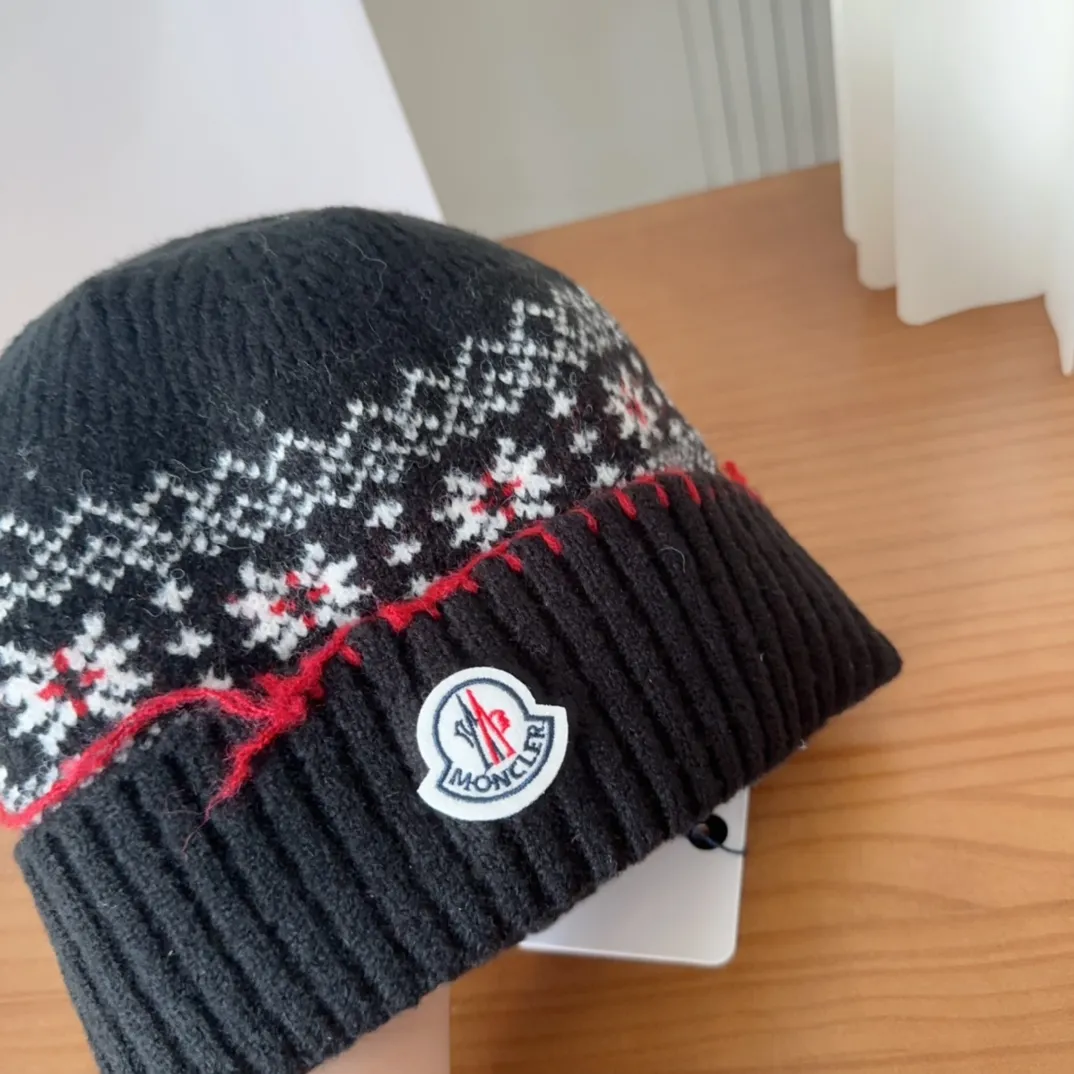 🉐️120 Moncler 25 autumn and winter women's wool knitted warm knitted hat. Cashmere has a soft and waxy texture, authentic quality enjoyment! Extra large fox fur ball 1:1 customized, original mark! High quality in stock!