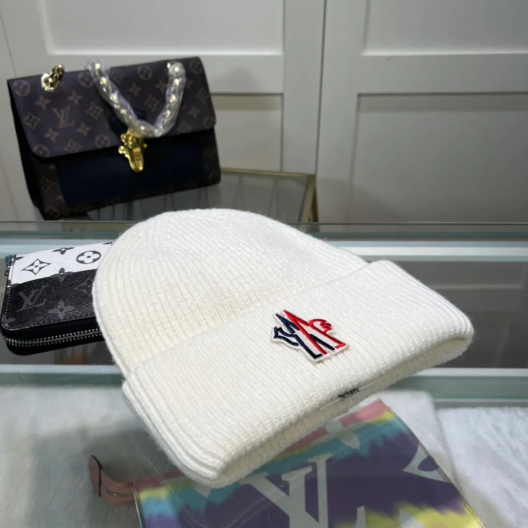 New P70 ꫛꫀꪝ ❥——❤ MONCLER Mouth Mouth 🎩 Knitted Beanie, comes with a QR code, good quality, high-end, super soft! Super hot💖The texture is great and it’s great to match when out on the street! Fashion trends! A must-have item for autumn and winter, the same style for men and women is available now! High-end workmanship! Extraordinary quality, please see actual photos for details