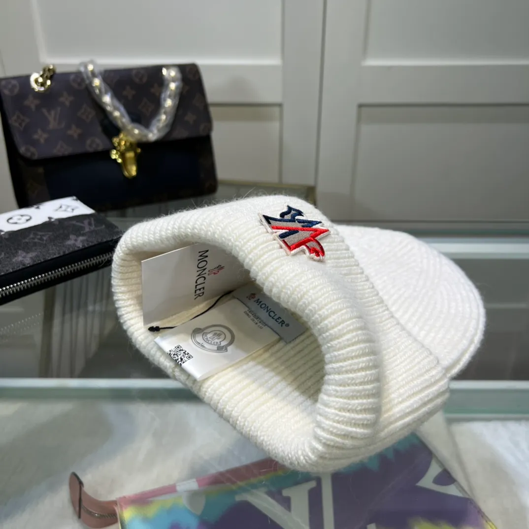 New P70 ꫛꫀꪝ ❥——❤ MONCLER Mouth Mouth 🎩 Knitted Beanie, comes with a QR code, good quality, high-end, super soft! Super hot💖The texture is great and it’s great to match when out on the street! Fashion trends! A must-have item for autumn and winter, the same style for men and women is available now! High-end workmanship! Extraordinary quality, please see actual photos for details