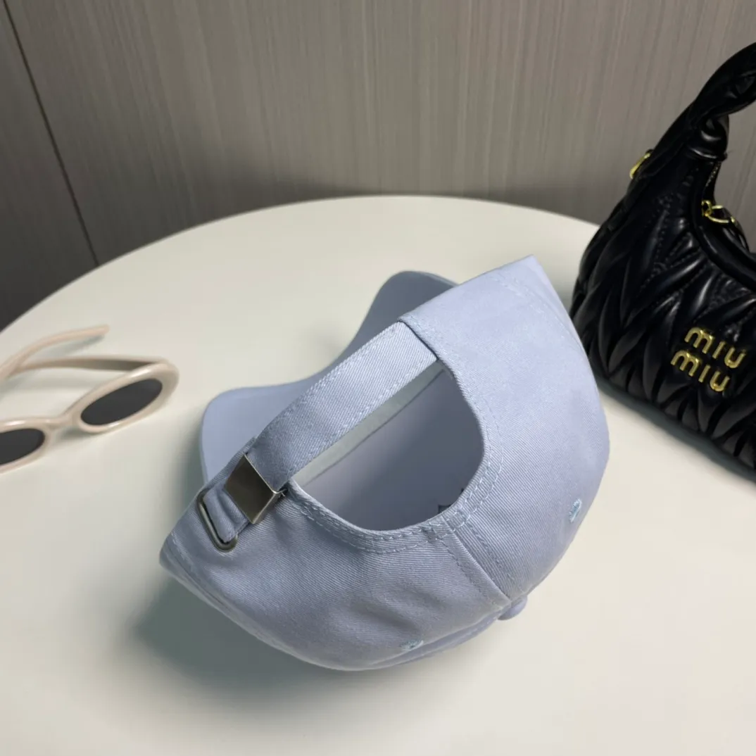 P56 MONCLER new baseball cap, a fashionable street item with a great style, a favorite among Internet celebrities and fashion bloggers! High quality, comfortable and breathable, concave shape looks good