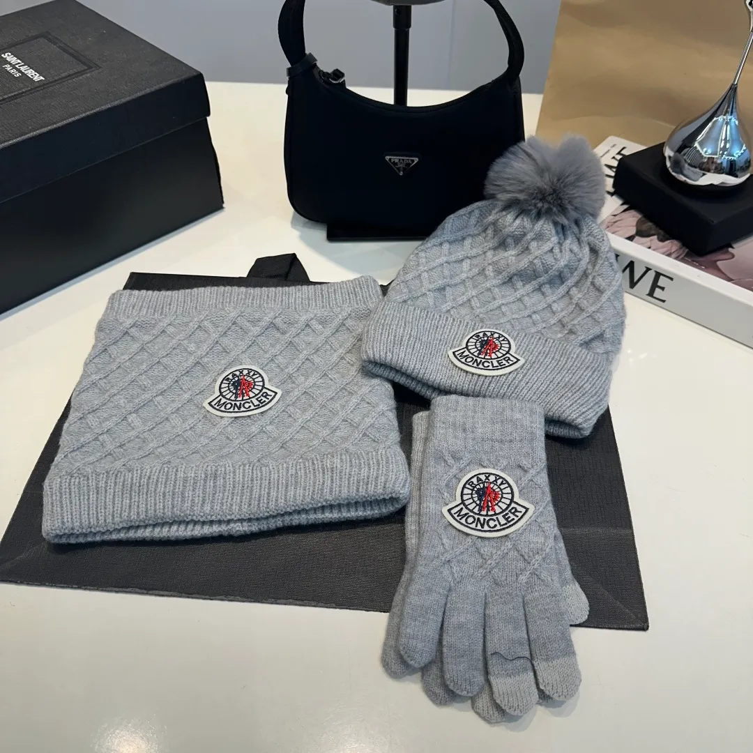 P160 Moncler muzzle suit 2025 autumn and winter style cuffed wool knitted beanie + scarf + gloves High quality customization! This must be my favorite of minimalism. It is clean, neat, fashionable and versatile, and will definitely not be picky about your face shape! A fashionable classic that lasts forever!