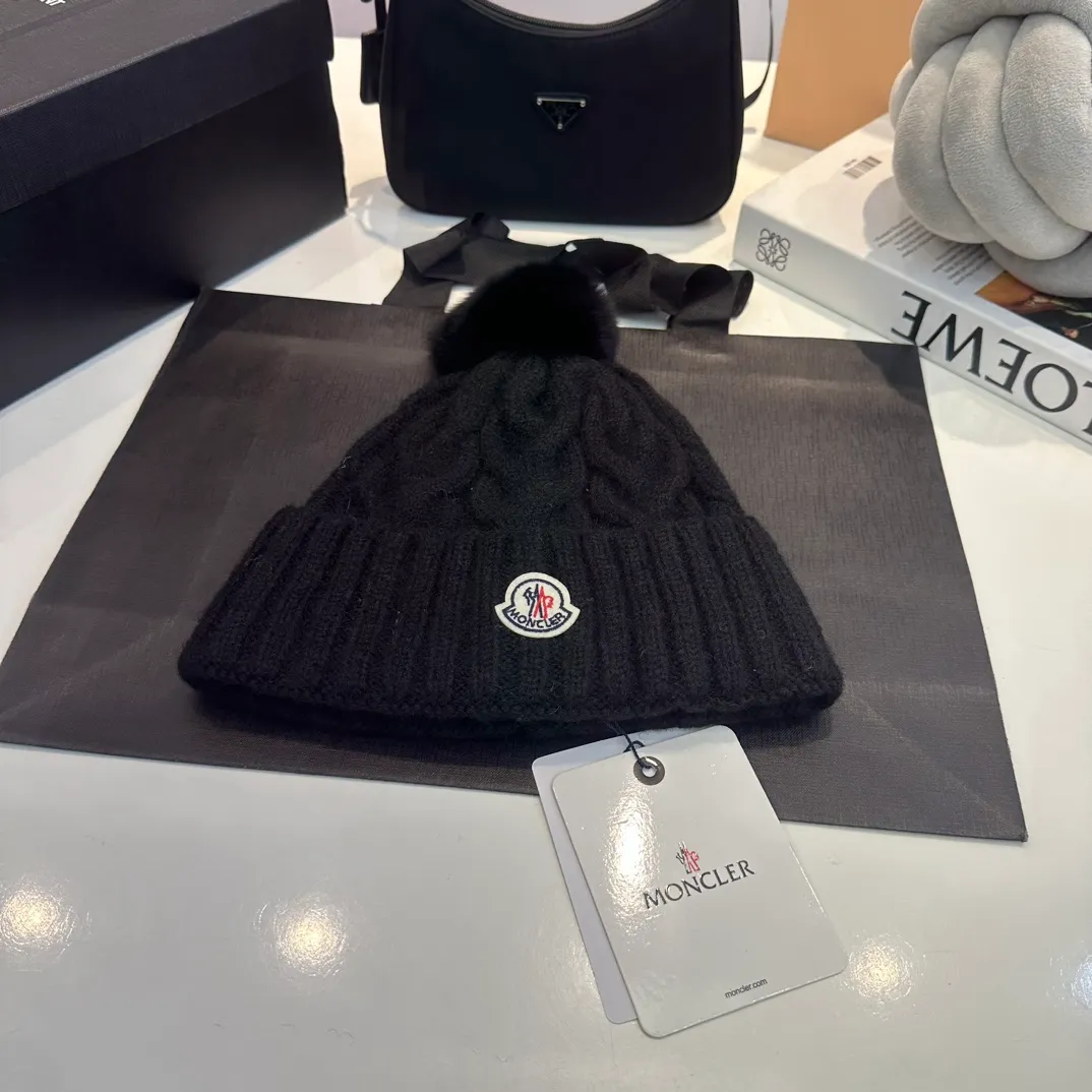 P90 Moncler👒high-end genuine exclusive style, hemp flower knitted hat, made of selected wool, skin-friendly and super soft‼ ️Paired with fox fur balls, it is very age-reducing‼ ️Complete trademark hangtags
