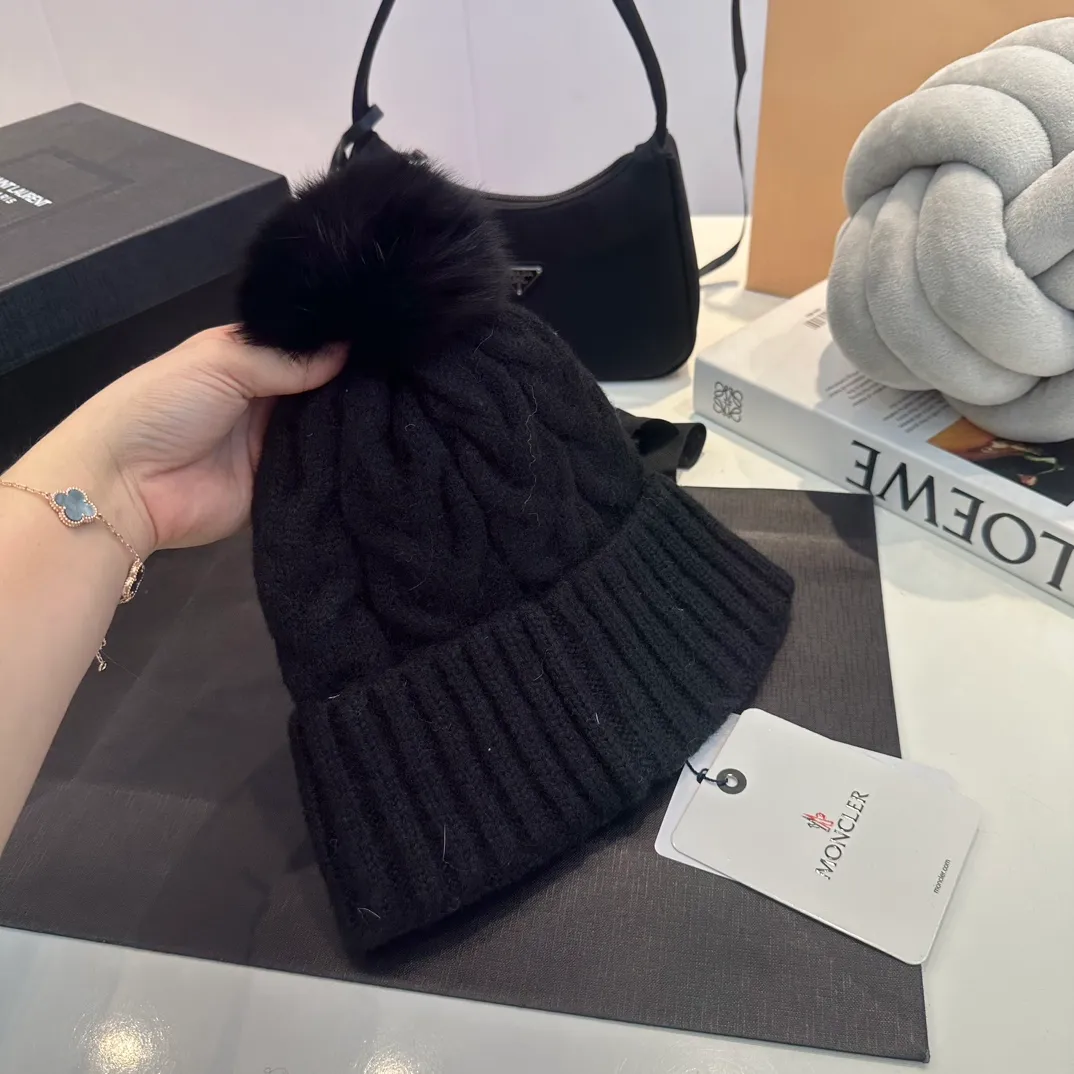 P90 Moncler👒high-end genuine exclusive style, hemp flower knitted hat, made of selected wool, skin-friendly and super soft‼ ️Paired with fox fur balls, it is very age-reducing‼ ️Complete trademark hangtags