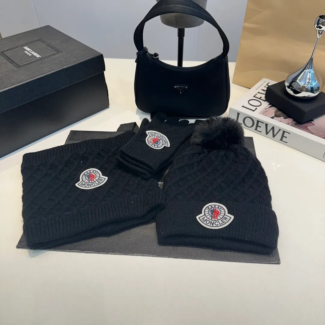 P160 Moncler muzzle suit 2025 autumn and winter style cuffed wool knitted beanie + scarf + gloves High quality customization! This must be my favorite of minimalism. It is clean, neat, fashionable and versatile, and will definitely not be picky about your face shape! A fashionable classic that lasts forever!