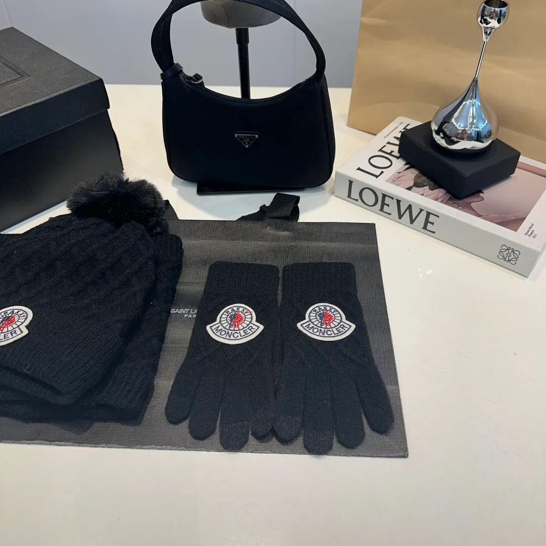 P160 Moncler muzzle suit 2025 autumn and winter style cuffed wool knitted beanie + scarf + gloves High quality customization! This must be my favorite of minimalism. It is clean, neat, fashionable and versatile, and will definitely not be picky about your face shape! A fashionable classic that lasts forever!
