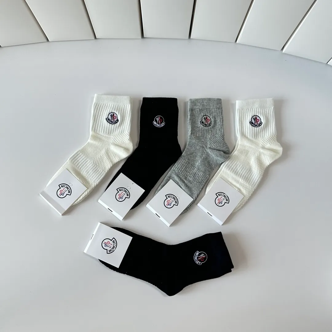 Special P90💛 Comes with counter packaging MONCLER’s latest mid-length embroidered socks! Five pairs in a box, synchronized tube socks at the counter, 💛 big brands are out, a must-have for fashionistas 🔥 super easy to match