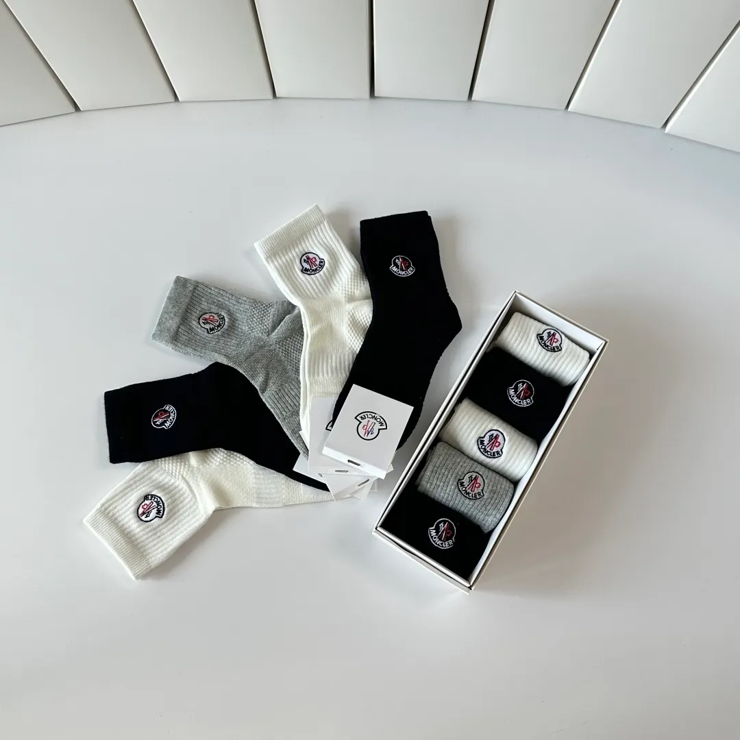 Special P90💛 Comes with counter packaging MONCLER’s latest mid-length embroidered socks! Five pairs in a box, synchronized tube socks at the counter, 💛 big brands are out, a must-have for fashionistas 🔥 super easy to match