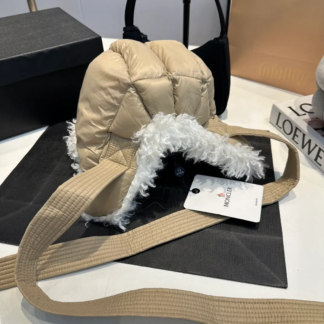 P80 Moncler Muzzle Lei Feng Hat is super warm. This teddy bear jacket is made of high-end blended lamb wool fabric. It feels really good and super soft. The plush material and goose down filling make it visually warm and full of security. This is a must-have lamb down cotton hat for autumn and winter.