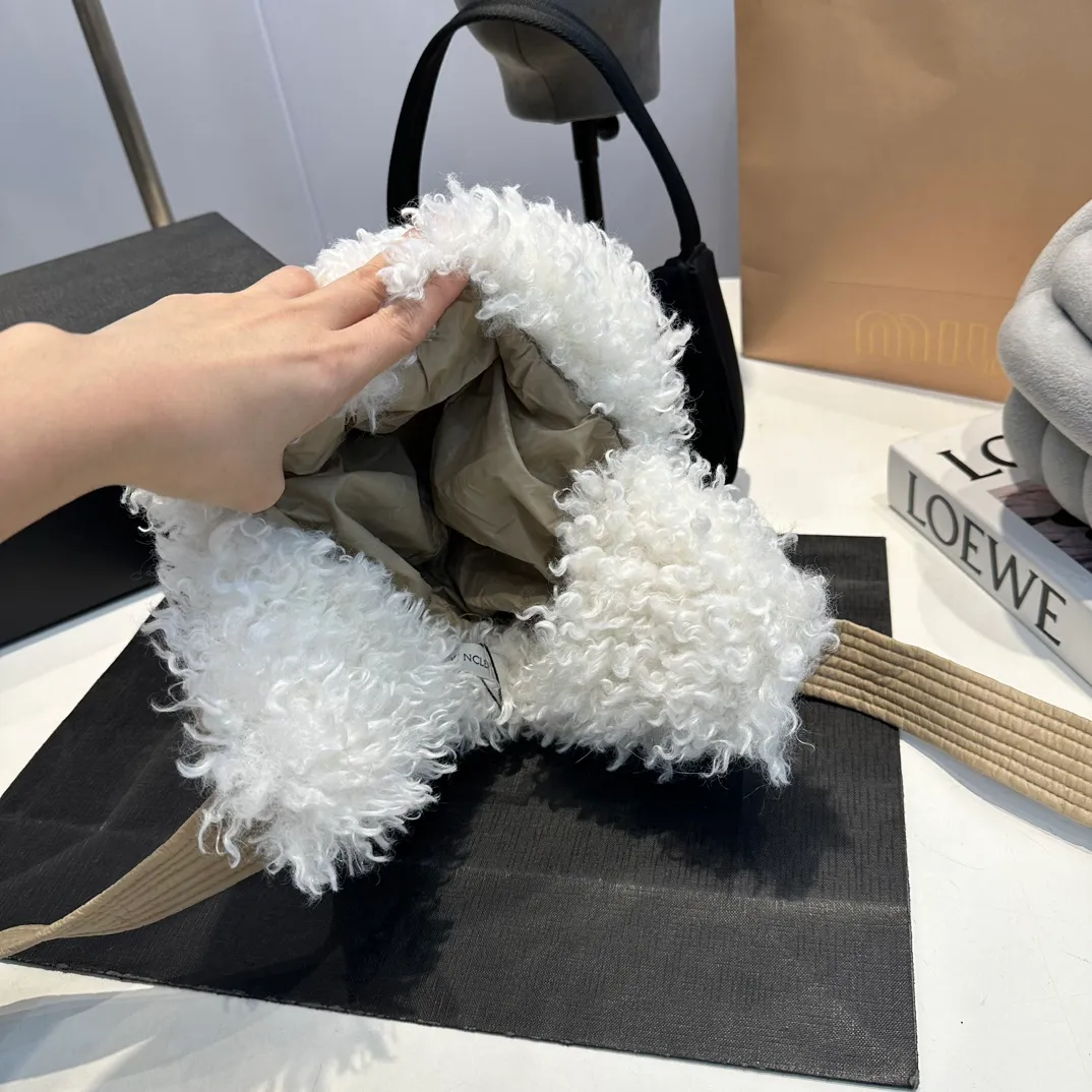 P80 Moncler Muzzle Lei Feng Hat is super warm. This teddy bear jacket is made of high-end blended lamb wool fabric. It feels really good and super soft. The plush material and goose down filling make it visually warm and full of security. This is a must-have lamb down cotton hat for autumn and winter.