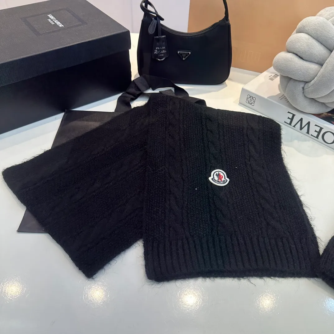 P180 MONCLER Mouth Cover Suit♥️Original hat and scarf set! Made of rabbit velvet➕cashmere, with a 15cm fox fur ball, a real fur ball! Warm and fashionable 😱[愄火] Versatile style [Love] The texture is very good, comfortable and breathable [Hey ha] Looks good no matter how you match it [Shh] A must-have for fashionistas [Wit] 4 colors available❤️❤️Unisex, the ball can be removed