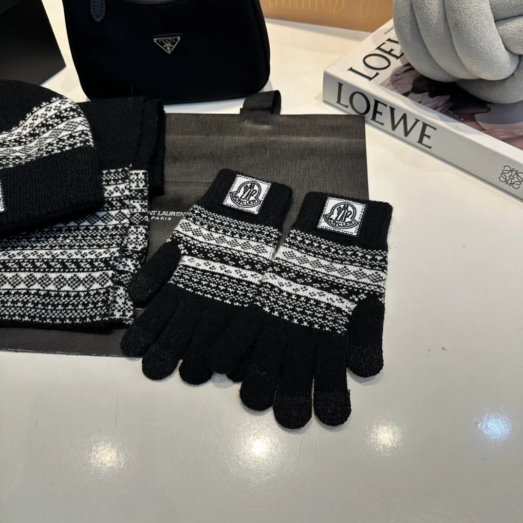P170 Moncler Moncler 💥 Mouth three-piece set, gloves, hat, scarf, original replica. Very soft and skin-friendly, very elastic 💓 Textured and very versatile style ~ Warm, one-size-fits-all and elastic ~ Unisex, can be worn by any head size. Super quality, highly recommended