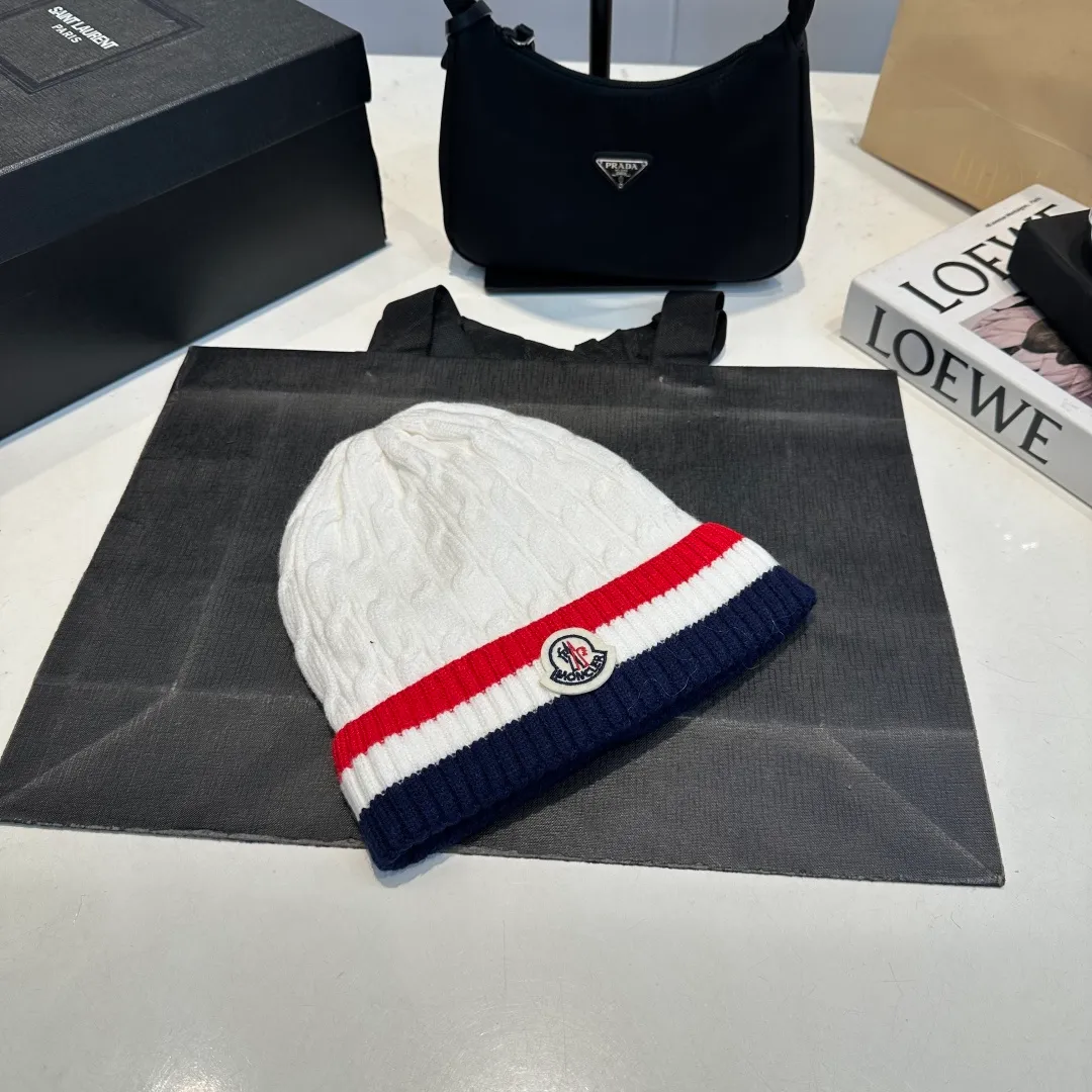 p50 Moncler's new wool beanie is furry on the head. It is warm and comfortable. It is the best partner in winter when paired with a coat or a down jacket.