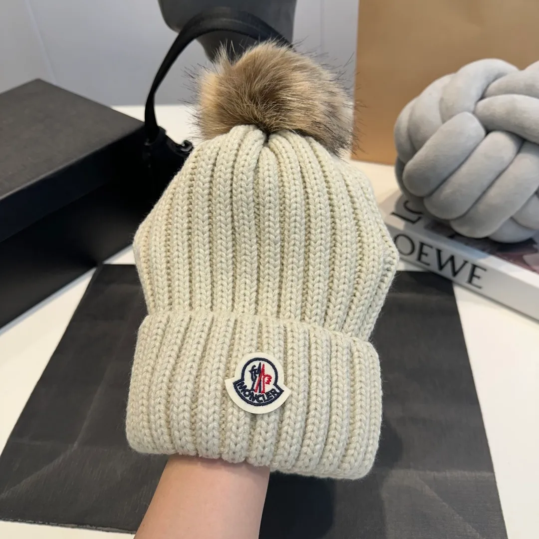 P50 high version Moncler Moncler 💥 Official website classic knitted hat, replica of the original. Very soft and skin-friendly, very elastic 💓 Textured and very versatile style ~ Warm cashmere woolen hat, one size fits all and elastic ~ Unisex, can be worn by any head size. Super quality, highly recommended