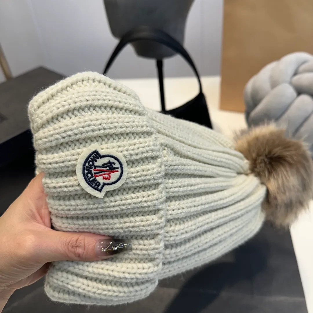 P50 high version Moncler Moncler 💥 Official website classic knitted hat, replica of the original. Very soft and skin-friendly, very elastic 💓 Textured and very versatile style ~ Warm cashmere woolen hat, one size fits all and elastic ~ Unisex, can be worn by any head size. Super quality, highly recommended