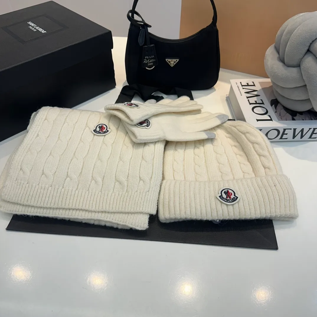 P180 Moncler autumn and winter counter model knitted beanie + scarf + gloves three-piece set, classic pattern, warm and fashionable! Fashionable and popular 🌸First-class texture, pure wool