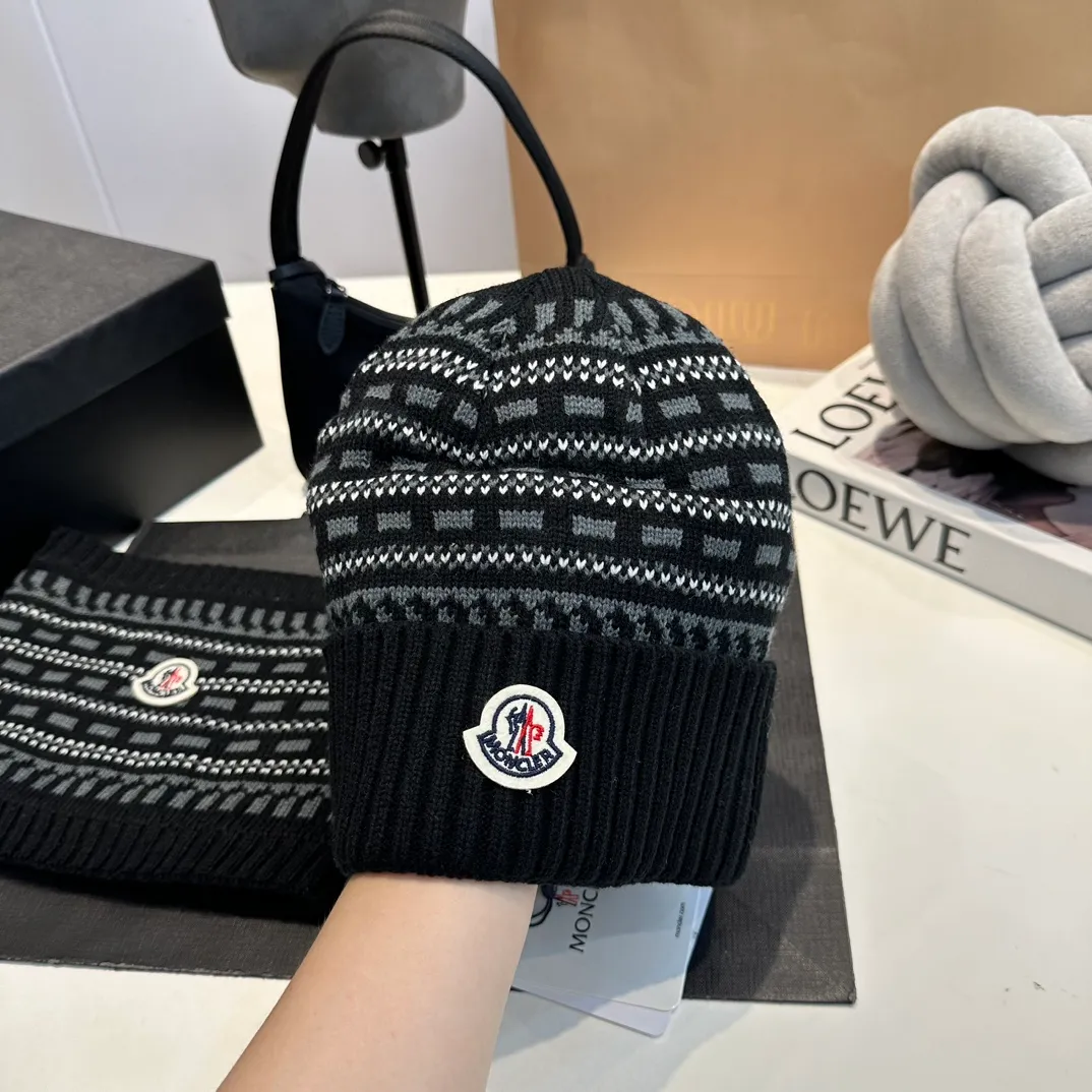 P140 Moncler Moncler 💥 Mouth three-piece set, gloves, hat, scarf, original replica. Very soft and skin-friendly, very elastic 💓 Textured and very versatile style ~ Warm, one size fits all and elastic ~ Unisex, can be worn by any head size. Super quality, highly recommended