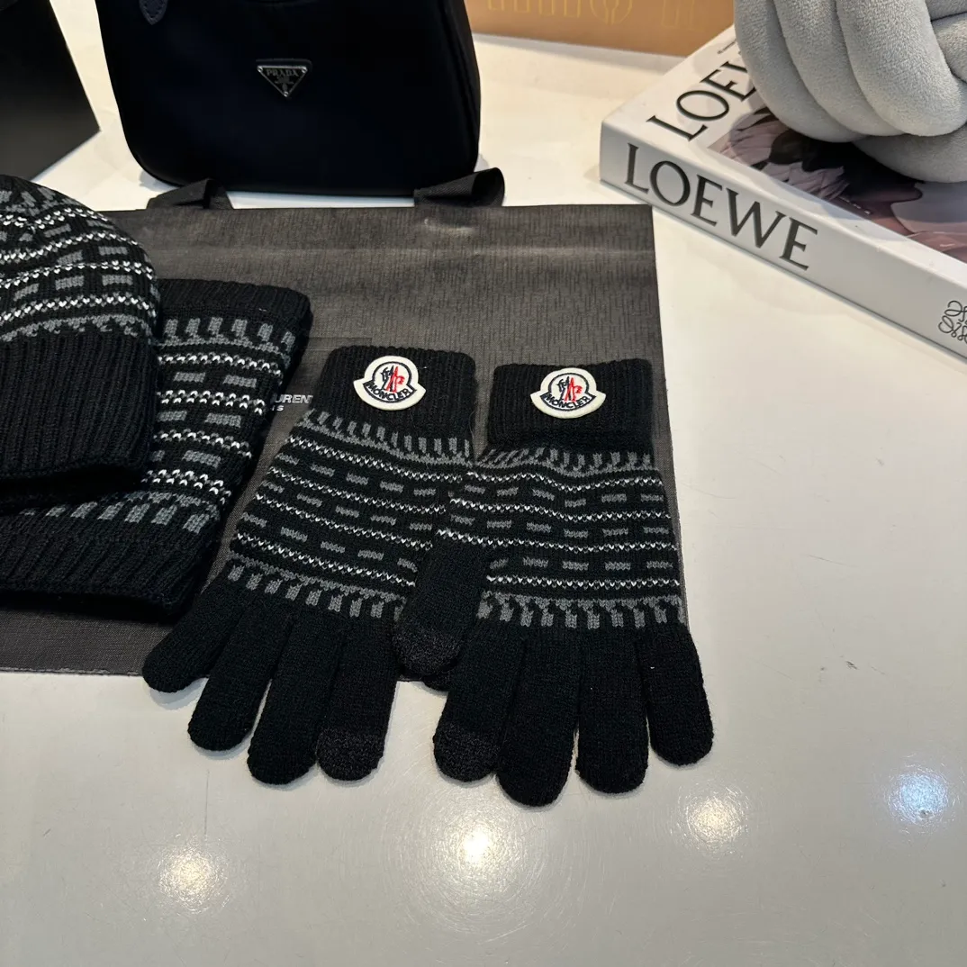 P140 Moncler Moncler 💥 Mouth three-piece set, gloves, hat, scarf, original replica. Very soft and skin-friendly, very elastic 💓 Textured and very versatile style ~ Warm, one size fits all and elastic ~ Unisex, can be worn by any head size. Super quality, highly recommended