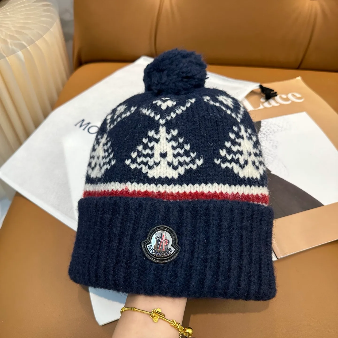 P70 high version Moncler knitted hat with mouth, very soft and skin-friendly, very elastic 💓 Textured and very versatile style ~ Warm cashmere woolen hat, one size fits all and elastic ~ Unisex, can be worn by any head size. Super quality, highly recommended