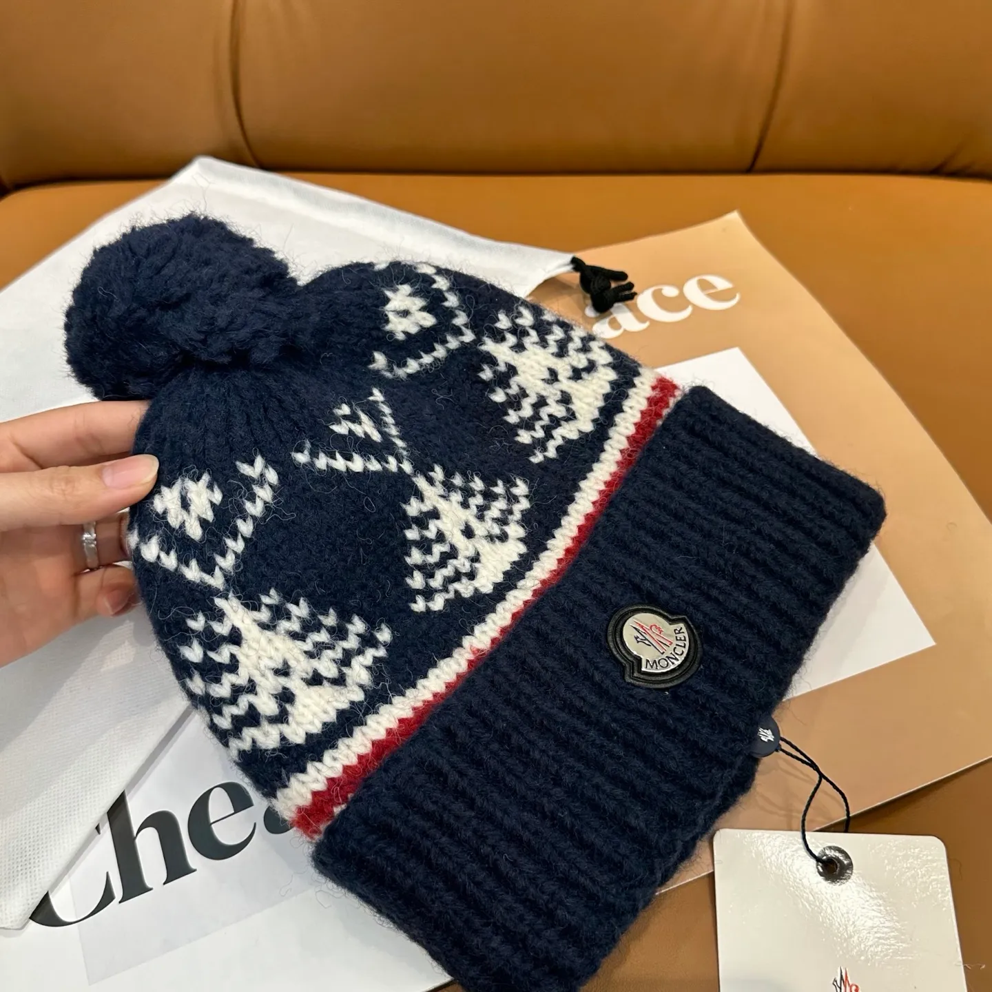 P70 high version Moncler knitted hat with mouth, very soft and skin-friendly, very elastic 💓 Textured and very versatile style ~ Warm cashmere woolen hat, one size fits all and elastic ~ Unisex, can be worn by any head size. Super quality, highly recommended