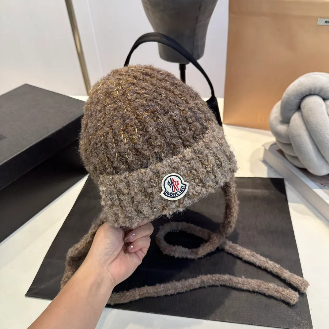 P60 Moncler 💥 New classic knitted hat, very soft and skin-friendly, very elastic 💓 Textured and very versatile style ~ Warm cashmere wool hat, one size fits all and elastic ~ Unisex, can be worn by any head size