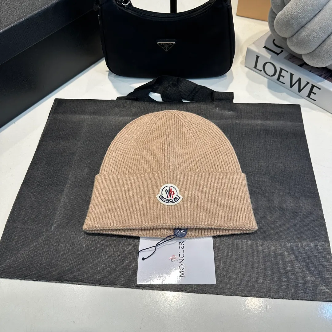 P130 Moncler autumn and winter counter style knitted beanie + scarf with classic pattern, warm and fashionable! Fashionable and popular 🌸First-class texture, pure wool