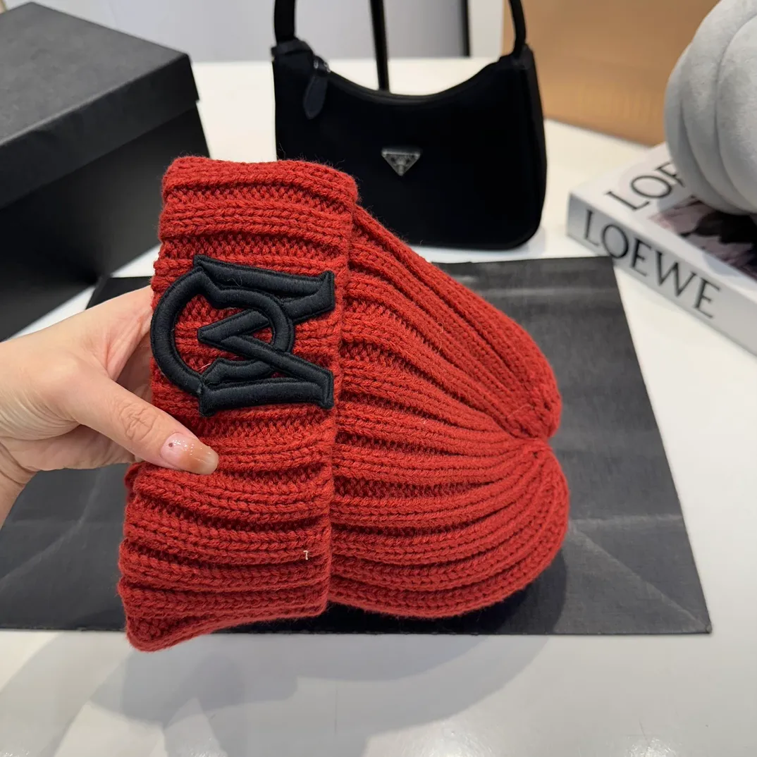 P60 Moncler 💥 Official website classic knitted hat, replica of the original. Very soft and skin-friendly, very elastic 💓 Textured and very versatile style ~ Warm cashmere woolen hat, one size fits all and elastic ~ Unisex, can be worn by any head size. Super quality, highly recommended
