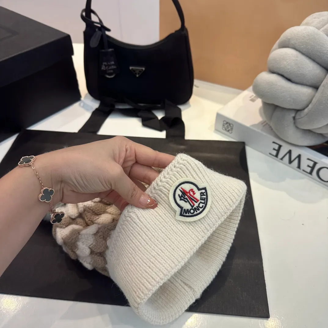 P60 moncler hooded twist warm beanie, sweet and cool style get! Reduce your age and make your face appear smaller. I’d like to share it with you all. The four colors match well and the breasts are so milky~