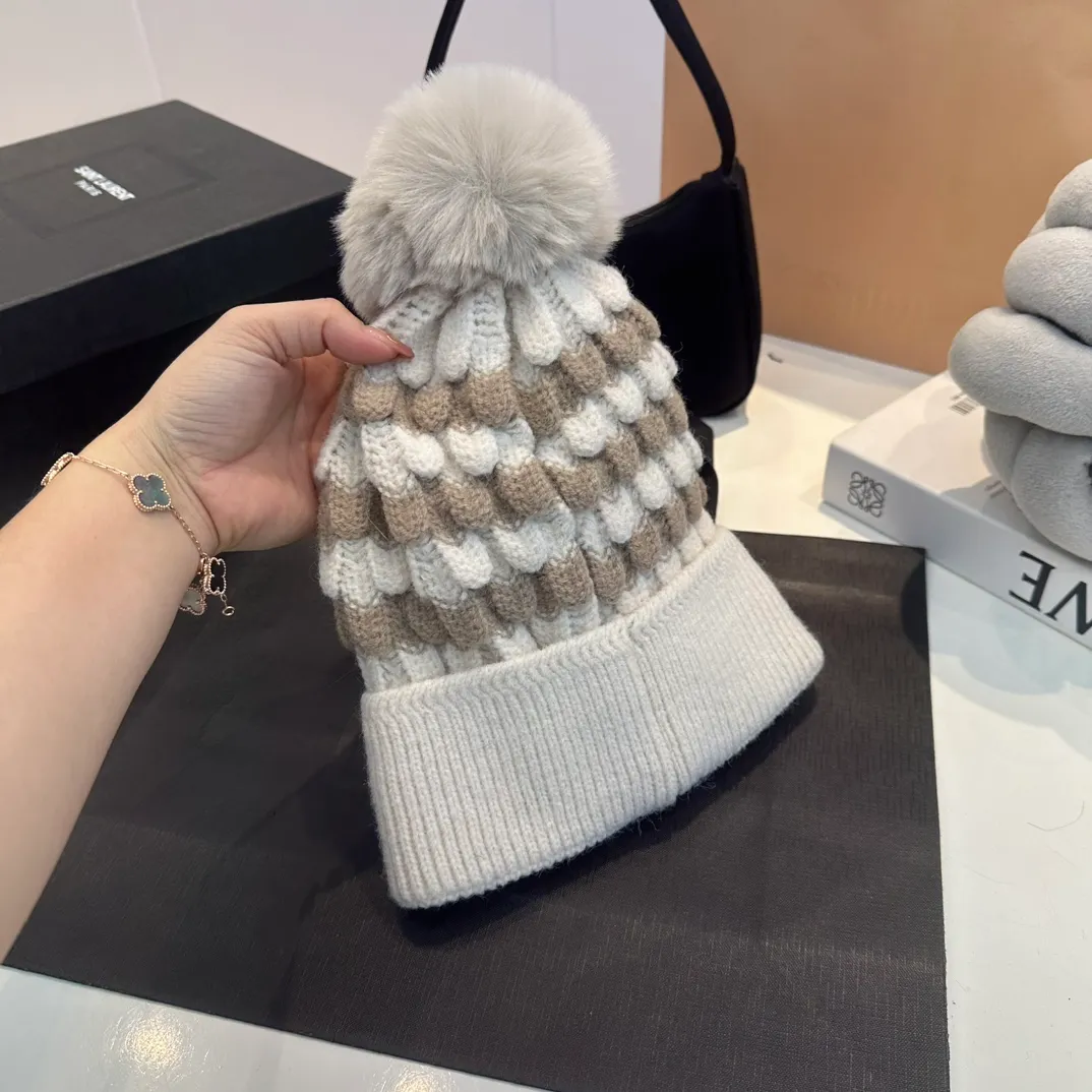 P60 moncler hooded twist warm beanie, sweet and cool style get! Reduce your age and make your face appear smaller. I’d like to share it with you all. The four colors match well and the breasts are so milky~